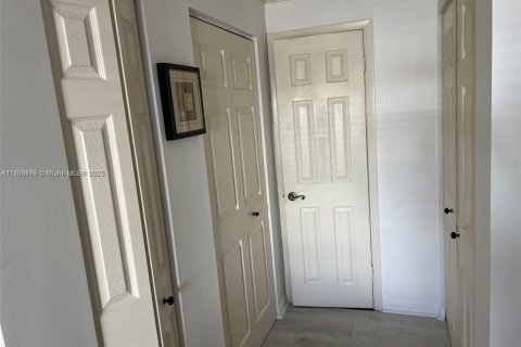 Condo in North Miami Beach, Florida, 1 bedroom № 1943335 - photo 8