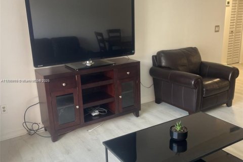 Condo in North Miami Beach, Florida, 1 bedroom № 1943335 - photo 2