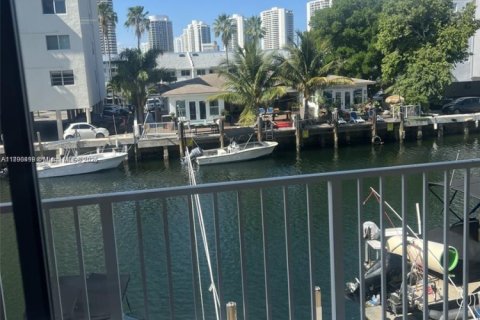 Condo in North Miami Beach, Florida, 1 bedroom № 1943335 - photo 13