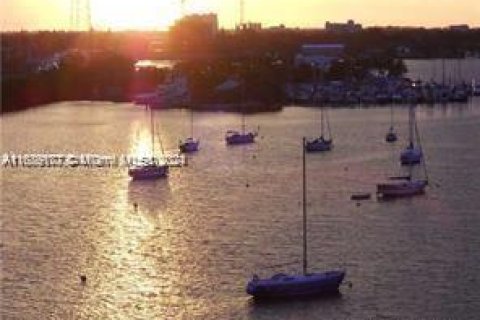 Condo in North Bay Village, Florida  № 1954929 - photo 2