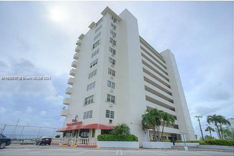 Condo in North Bay Village, Florida  № 1954929 - photo 7