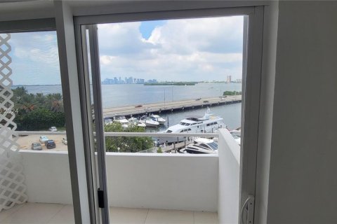 Condo in North Bay Village, Florida  № 1954929 - photo 5