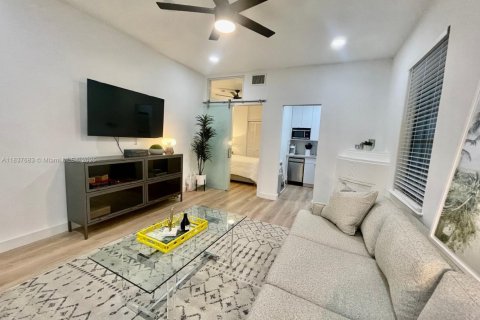 Condominio en venta en Miami Beach, Florida, 1 dormitorio, 41.53 m2 № 1823445 - foto 2