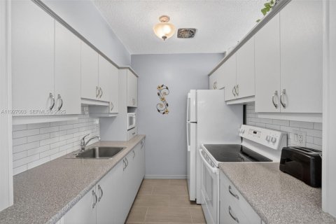 Condo in Hallandale Beach, Florida, 1 bedroom № 1988466 - photo 8