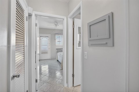 Condo in Hallandale Beach, Florida, 1 bedroom № 1988466 - photo 12