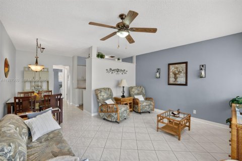 Condo in Hallandale Beach, Florida, 1 bedroom № 1988466 - photo 5