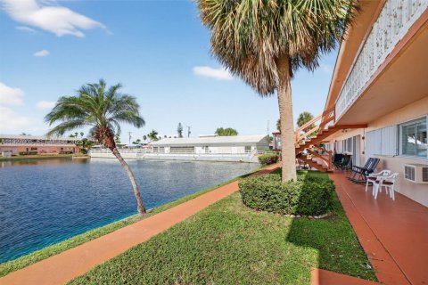 Condo in Hallandale Beach, Florida, 1 bedroom № 1988466 - photo 24