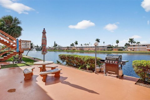 Condo in Hallandale Beach, Florida, 1 bedroom № 1988466 - photo 27