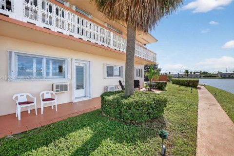 Condo in Hallandale Beach, Florida, 1 bedroom № 1988466 - photo 21