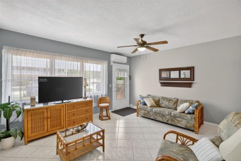 Condo in Hallandale Beach, Florida, 1 bedroom № 1988466 - photo 20