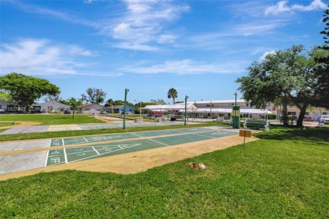 Condo in Hallandale Beach, Florida, 1 bedroom № 1988466 - photo 30