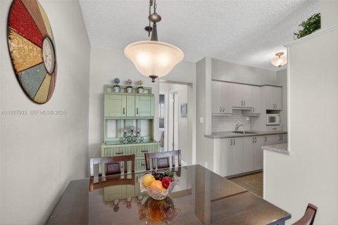 Condo in Hallandale Beach, Florida, 1 bedroom № 1988466 - photo 7