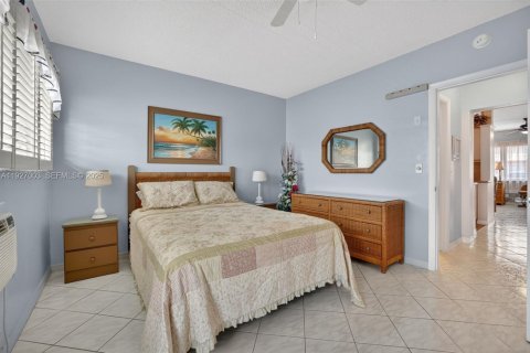 Condo in Hallandale Beach, Florida, 1 bedroom № 1988466 - photo 16