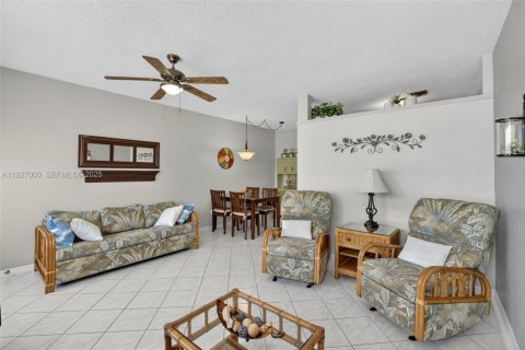 Condo in Hallandale Beach, Florida, 1 bedroom № 1988466 - photo 4