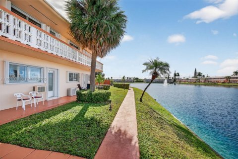 Condo in Hallandale Beach, Florida, 1 bedroom № 1988466 - photo 1