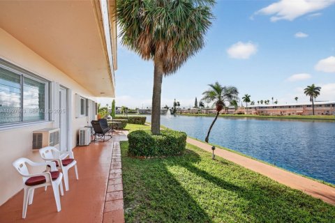Condo in Hallandale Beach, Florida, 1 bedroom № 1988466 - photo 22