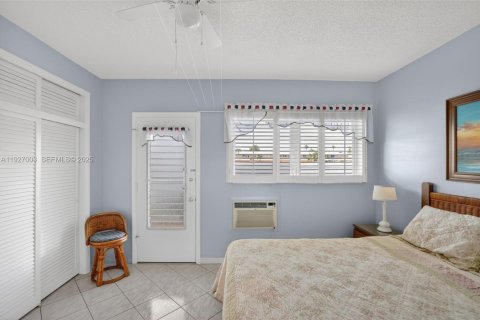 Condo in Hallandale Beach, Florida, 1 bedroom № 1988466 - photo 15