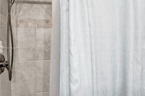 Купить кондоминиум в Помпано-Бич, Флорида 2 спальни, 106.84м2, № 1983370 - фото 16