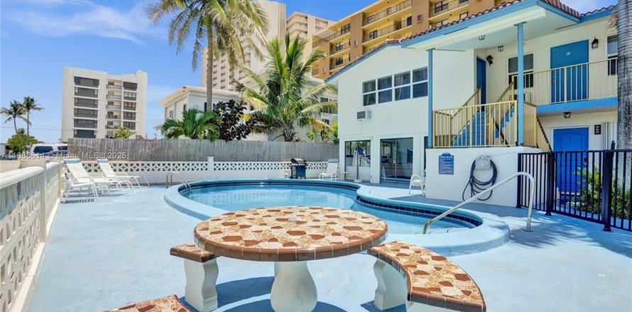 Кондоминиум с 2 спальнями в Помпано-Бич, Флорида № 1983370