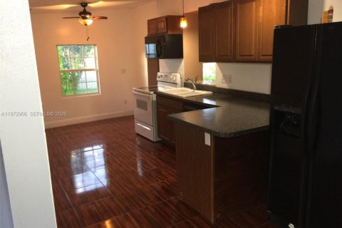 House in Deltona, Florida 3 bedrooms № 2033090 - photo 8