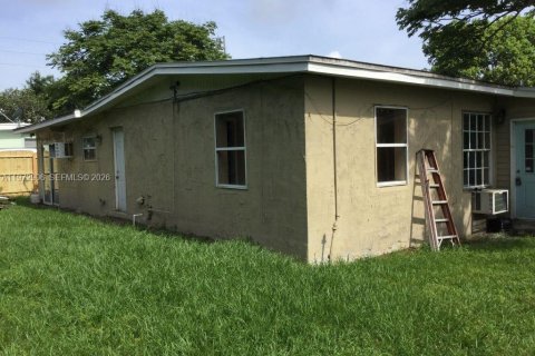 House in Deltona, Florida 3 bedrooms № 2033090 - photo 23