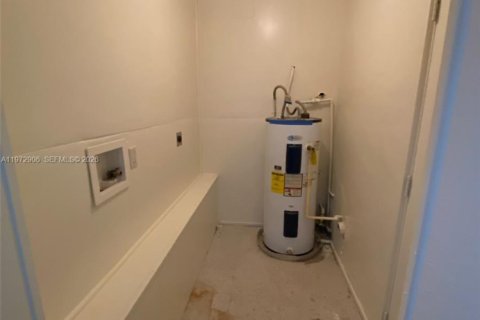 House in Deltona, Florida 3 bedrooms № 2033090 - photo 10