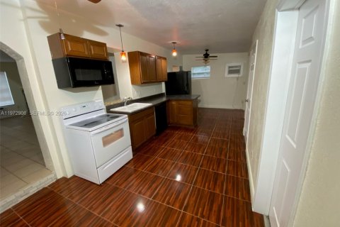 House in Deltona, Florida 3 bedrooms № 2033090 - photo 6