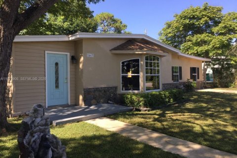 House in Deltona, Florida 3 bedrooms № 2033090 - photo 2