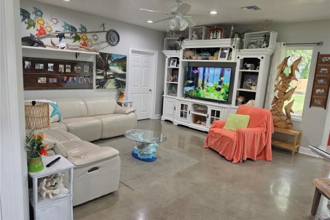 House in Seffner, Florida 3 bedrooms, 250.84 sq.m. № 2399175 - photo 14