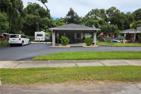 House in Seffner, Florida 3 bedrooms, 250.84 sq.m. № 2399175 - photo 9