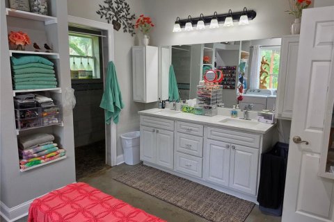 House in Seffner, Florida 3 bedrooms, 250.84 sq.m. № 2399175 - photo 8