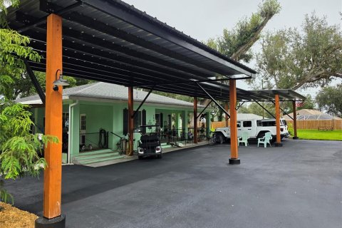House in Seffner, Florida 3 bedrooms, 250.84 sq.m. № 2399175 - photo 12