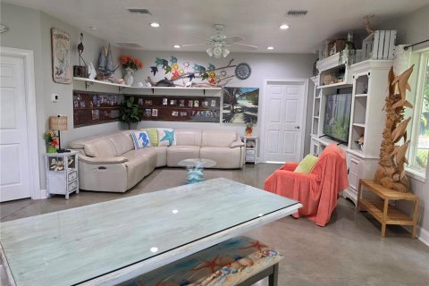 House in Seffner, Florida 3 bedrooms, 250.84 sq.m. № 2399175 - photo 16