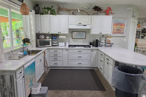 House in Seffner, Florida 3 bedrooms, 250.84 sq.m. № 2399175 - photo 19
