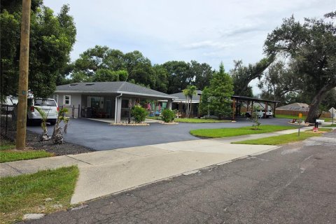 House in Seffner, Florida 3 bedrooms, 250.84 sq.m. № 2399175 - photo 10