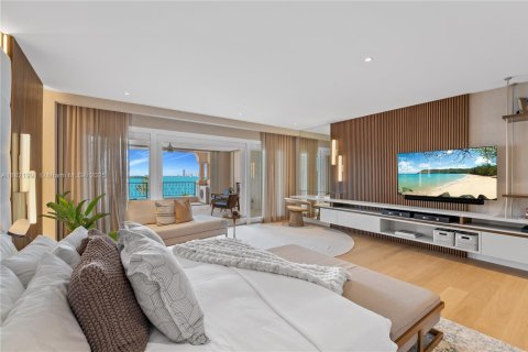 Condominio en alquiler en Miami Beach, Florida, 5 dormitorios, 568.56 m2 № 1937658 - foto 1