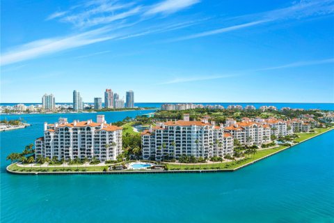 Condominio en alquiler en Miami Beach, Florida, 5 dormitorios, 568.56 m2 № 1937658 - foto 13