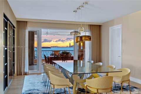Condominio en alquiler en Miami Beach, Florida, 5 dormitorios, 568.56 m2 № 1937658 - foto 28