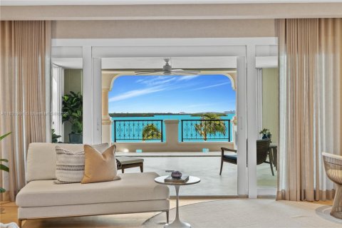 Condominio en alquiler en Miami Beach, Florida, 5 dormitorios, 568.56 m2 № 1937658 - foto 9