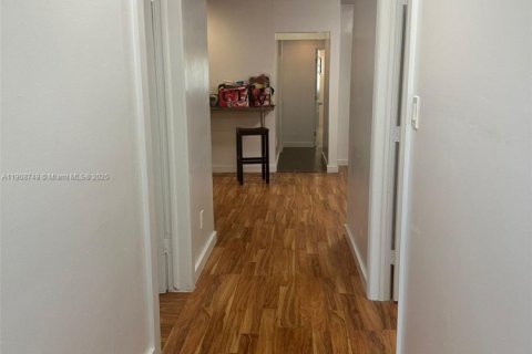 House in Dania Beach, Florida 3 bedrooms, 124.67 sq.m. № 2012783 - photo 6