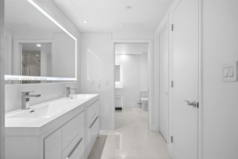 Condominio en venta en Hallandale Beach, Florida, 2 dormitorios, 100.89 m2 № 2049036 - foto 22