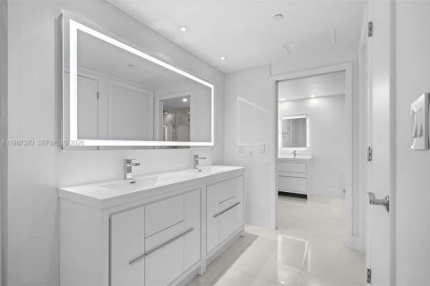 Condominio en venta en Hallandale Beach, Florida, 2 dormitorios, 100.89 m2 № 2049036 - foto 23