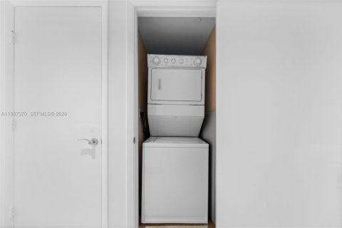 Condominio en venta en Hallandale Beach, Florida, 2 dormitorios, 100.89 m2 № 2049036 - foto 28