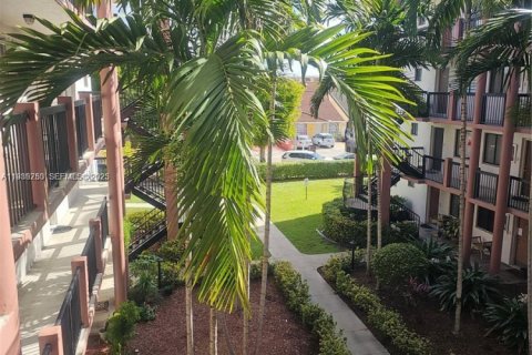 Condo in Hialeah, Florida, 2 bedrooms  № 1993536 - photo 9