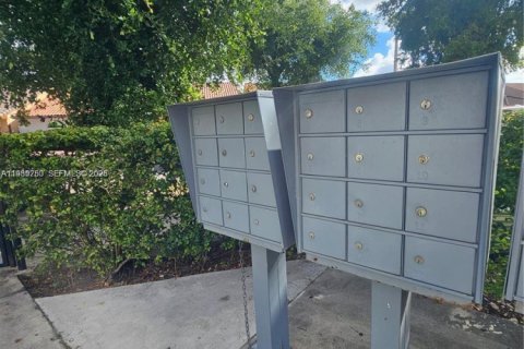 Condo in Hialeah, Florida, 2 bedrooms  № 1993536 - photo 8