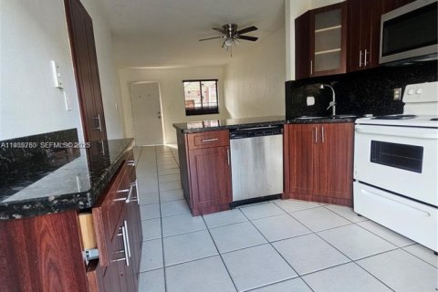 Condo in Hialeah, Florida, 2 bedrooms  № 1993536 - photo 2