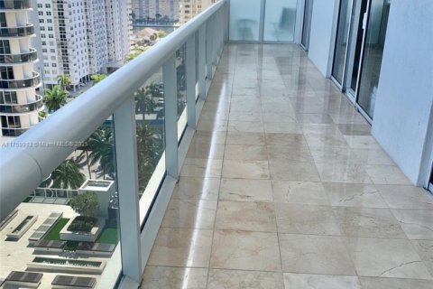 Condo in Hallandale Beach, Florida, 3 bedrooms  № 1960487 - photo 5