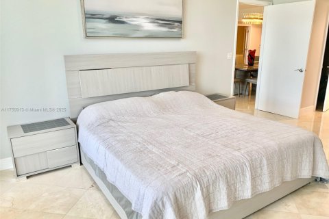 Condo in Hallandale Beach, Florida, 3 bedrooms  № 1960487 - photo 21