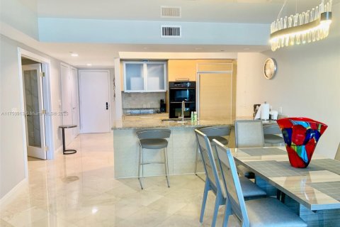 Condo in Hallandale Beach, Florida, 3 bedrooms  № 1960487 - photo 13