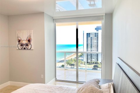 Condo in Hallandale Beach, Florida, 3 bedrooms  № 1960487 - photo 23